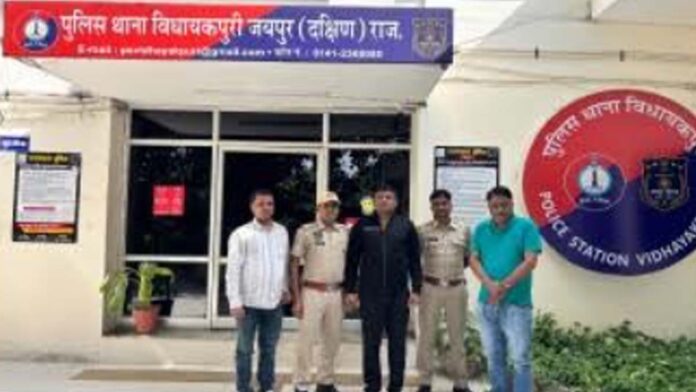 A criminal carrying a reward of five thousand rupees was caught.