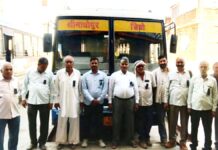 आक्रोशित कार्मिकों एवं अधिकारियों ने किया काली पट्टी बांधकर प्रदर्शन