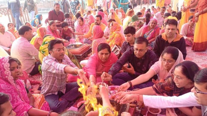 Hundreds of devotees offered oblations in the Sri Vishnu Gayatri Mahayagna.
