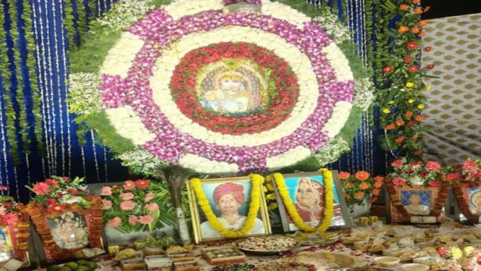 Flower bungalow decoration tableau decorated in Shri Shyam Bhajanotsav