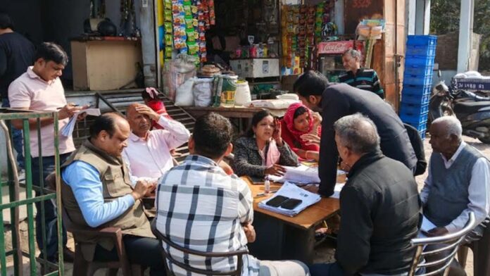 Inspired by Gayatri Parivar, two grooms set an example by marrying simply and without dowry.