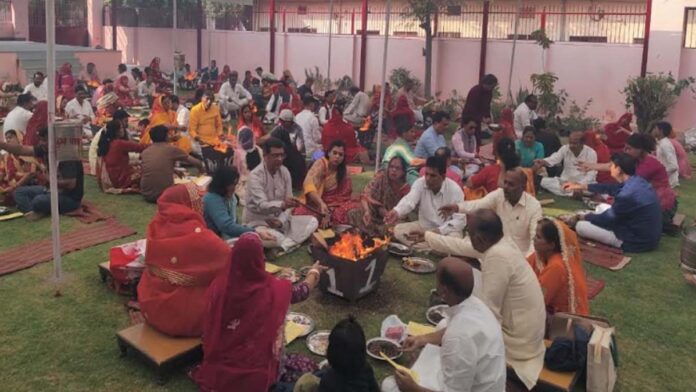 Organizing a 51 Kundiya Mahayagna for attainment of Lakshmi, freedom from debt, longevity and wealth.