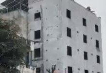 पांच मंजिला निर्माणाधीन बिल्डिंग में दरार आने से मचा हड़कंप Panic ensued after cracks appeared in a five-story building under construction.