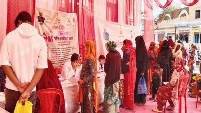 Crowds flocked to the health camps: patients received free healthcare services. Crowds flocked to the health camps: patients received free healthcare services.