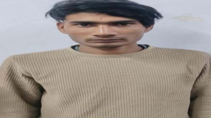 Police arrested a criminal who was trying to sell an illegal weapon, a country-made pistol.