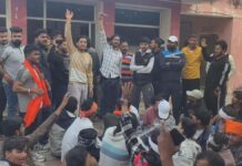 बजरंग दल कार्यकर्ताओं पर हमले के विरोध में सैकड़ों कार्यकर्ताओं ने पुलिस थाने का घेराव किया, हमलावरों की गिरफ्तारी की मांग
