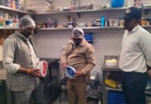 अखबार के पेपर का केक रखने में किया जा रहा था इस्तेमाल, सौ किलो सामग्री करवाई नष्ट