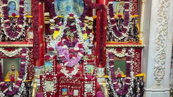 On the sixth day of the festival, offerings were made to please Lord Krishna.