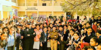 छात्राओं को पुलिस ने दिया आत्मरक्षा और साइबर सुरक्षा का प्रशिक्षण Self-defense and cyber security training provided to girl students by the police