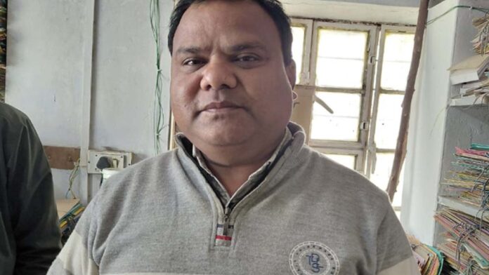 Technical supervisor arrested while taking bribe of Rs. 14,000 Technical supervisor arrested while taking bribe of Rs. 14,000