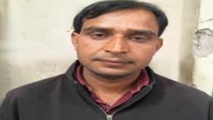 A man with a Rs 5,000 reward on his head, who was absconding in a fraud case, has been arrested.