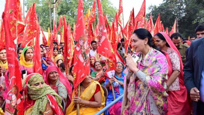Deputy Chief Minister Diya Kumari participated in the Maha Gaddi program on the birthday of Mahant Pramod Nath Maharaj. Deputy Chief Minister Diya Kumari participated in the Maha Gaddi program on the birthday of Mahant Pramod Nath Maharaj.