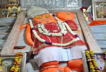 श्री खोले के हनुमान मंदिर की ओर से स्कूलों में गर्म जर्सियों का वितरण