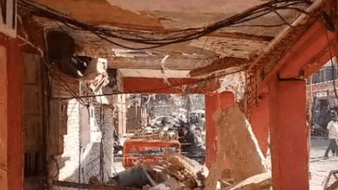 A shop verandah collapsed late at night in Nehru Market, a major accident was averted. A shop verandah collapsed late at night in Nehru Market, a major accident was averted.