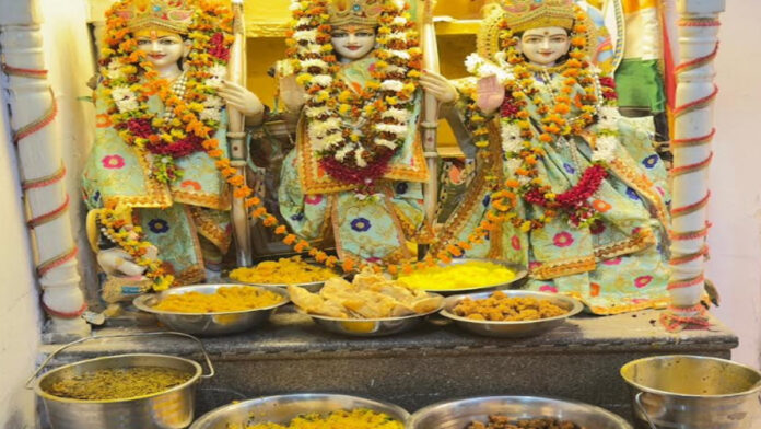 Raghunathji was offered Poush Khichdi as an offering.