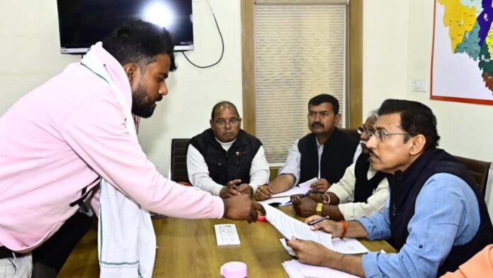 The basic responsibility of BJP is to give top priority to solving the problems of the public and workers: Minister Colonel Rajyavardhan The basic responsibility of BJP is to give top priority to solving the problems of the public and workers: Minister Colonel Rajyavardhan