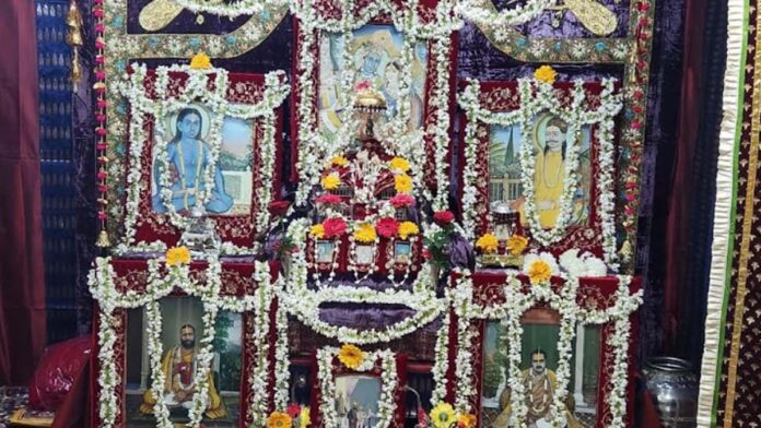 The birth anniversary of Chhote Rasik Madhuri Sharan Maharaj was celebrated with great pomp.