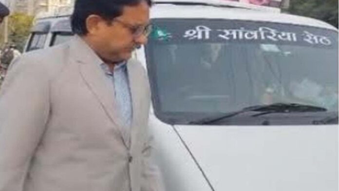 The mobile magistrate personally went into the field to inspect school buses and vans carrying children.