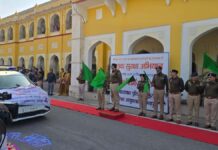 सड़क सुरक्षा अभियान: वाहन जागरूकता रैली को पुलिस कमिश्नर ने दिखाई हरी झंडी Road safety campaign: The police commissioner flagged off the vehicle awareness rally.