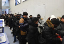 बिक्री शुरू होते ही सैमसंग गैलेक्सी Z ट्रायफोल्ड के लिए लगी लंबी कतारें Long queues formed for the Samsung Galaxy Z Tri-Fold as soon as sales began.