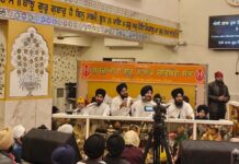 गुरुद्वारे में सजा कीर्तन दरबार The kirtan darbar was decorated in the gurdwara.