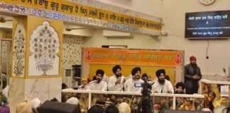 गुरुद्वारे में सजा कीर्तन दरबार The kirtan darbar was decorated in the gurdwara.