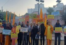 पंच कुंडीय गायत्री महायज्ञ से पूर्व निकाली जन जागरण रैली A public awareness rally was held before the five-kund Gayatri Mahayagna.