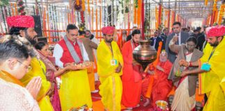 राष्ट्रपति द्रौपदी मुर्मु 1008 कुण्डीय हनुमान महायज्ञ में हुई शामिल President Droupadi Murmu participated in the 1008 Kundiya Hanuman Mahayagna.