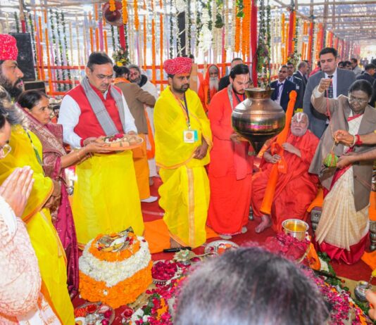 राष्ट्रपति द्रौपदी मुर्मु 1008 कुण्डीय हनुमान महायज्ञ में हुई शामिल President Droupadi Murmu participated in the 1008 Kundiya Hanuman Mahayagna.