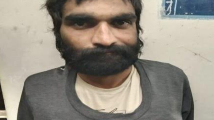 A cunning thief was caught by the police.