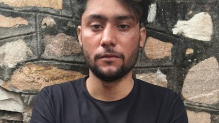 A criminal carrying a reward of 25,000 rupees, who was absconding in a murder case, has been arrested.