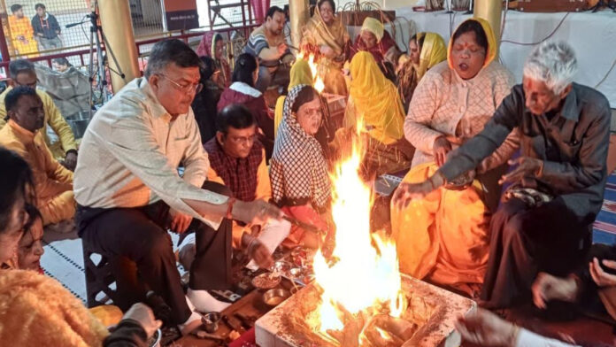 The collective chanting of the Gayatri Mantra was performed on the auspicious occasion of Basant Panchami. The collective chanting of the Gayatri Mantra was performed on the auspicious occasion of Basant Panchami.