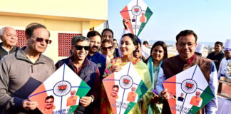 किशनपोल में पतंग उत्सव में शामिल हुईं उपमुख्यमंत्री दीया कुमारी Deputy Chief Minister Diya Kumari participated in the kite festival in Kishanpol.