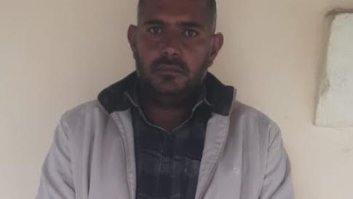 Assistant manager of the village service cooperative society arrested for accepting a bribe.