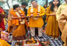 गायत्री महायज्ञ के साथ कराया विवाह दिवस संस्कार The wedding anniversary ceremony was performed along with the Gayatri Mahayagna.
