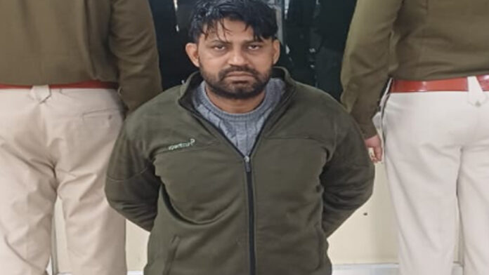 A criminal with a reward of 10,000 rupees on his head has been arrested.