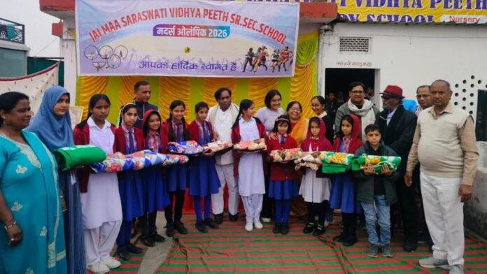 V.B. Jain made history by hoisting the flag with children. V.B. Jain made history by hoisting the flag with children.