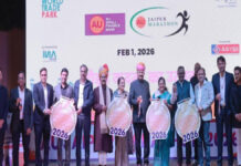 एयू जयपुर मैराथन एक फरवरी को : टी-शर्ट,मेडल और 7 फीट ऊँची रनिंग ट्रॉफी हुई लॉन्च AU Jaipur Marathon on February 1st.
