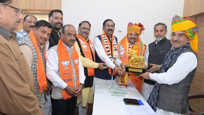 Dr. Mahendra Kumawat paid a courtesy visit to BJP state president Madan Rathore.