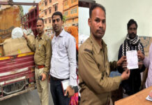 निगम ने टेंपो में भरकर जा रही 120 किलो प्लास्टिक जब्त कर किया एक लाख का जुर्माना The corporation seized 120 kg of plastic being transported in a tempo and imposed a fine of one lakh rupees.