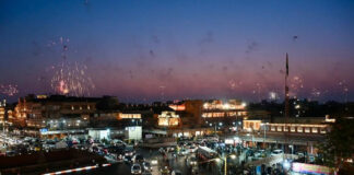 पतंग उत्सव: भव्य आतिशबाजी और आसमान में जगमगाई उड़ती हुई लालटेन Kite Festival: Spectacular fireworks and glowing lanterns lit up the sky.