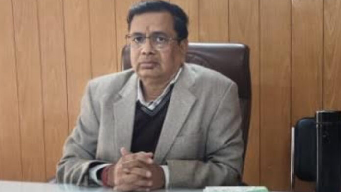 A Superintending Engineer of the Public Health Engineering Department was caught accepting a bribe of an iPhone.