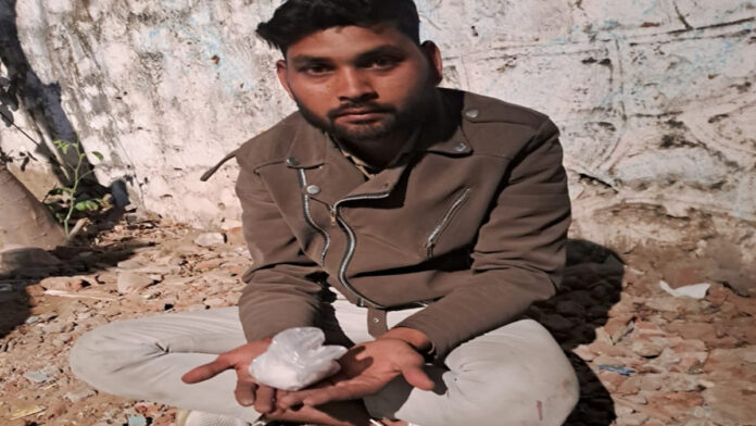 Smuggler arrested with 17 lakh rupees worth of smack.