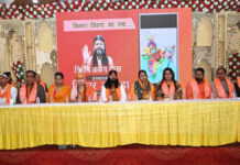 सनातनी किन्नरों के शोषण का मुद्दा गरमाया: किन्नर अखाड़ा ने की जांच की मांग The issue of exploitation of Sanatani transgenders has heated up.