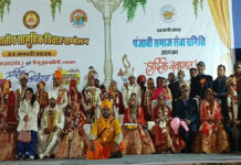 हिंदू सर्वजातीय सामूहिक विवाह सम्मेलन में जरूरतमंद परिवारों की कन्याओं का हुआ वैदिक रीति से विवाह At the Hindu inter-caste mass marriage ceremony, daughters from needy families were married according to Vedic rituals.