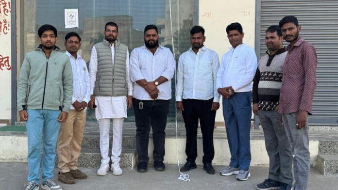 All the members of Shri Shyam Goseva Samiti came together to hoist the flag and sing the national anthem.