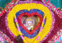 श्री श्याम फागोत्सव में गूंजे भक्तिरस के स्वर, देर रात तक झूमे श्रद्धालु Lord Shyam is seated on a kite made of flowers.