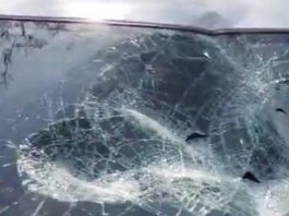 प्रेम प्रसंग से नाराज युवती के परिजनों ने घर के बाहर खड़ी गाड़ियों के शीशे तोड़े