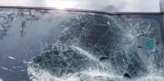 प्रेम प्रसंग से नाराज युवती के परिजनों ने घर के बाहर खड़ी गाड़ियों के शीशे तोड़े