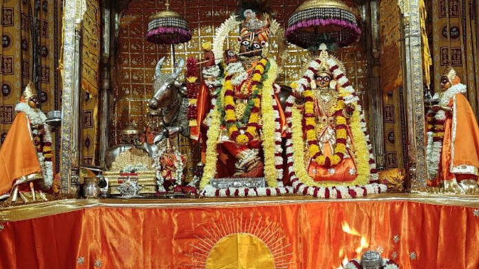 On Surya Saptami, Thakur Shriji was adorned in saffron attire at the Shri Govind Devji Temple.